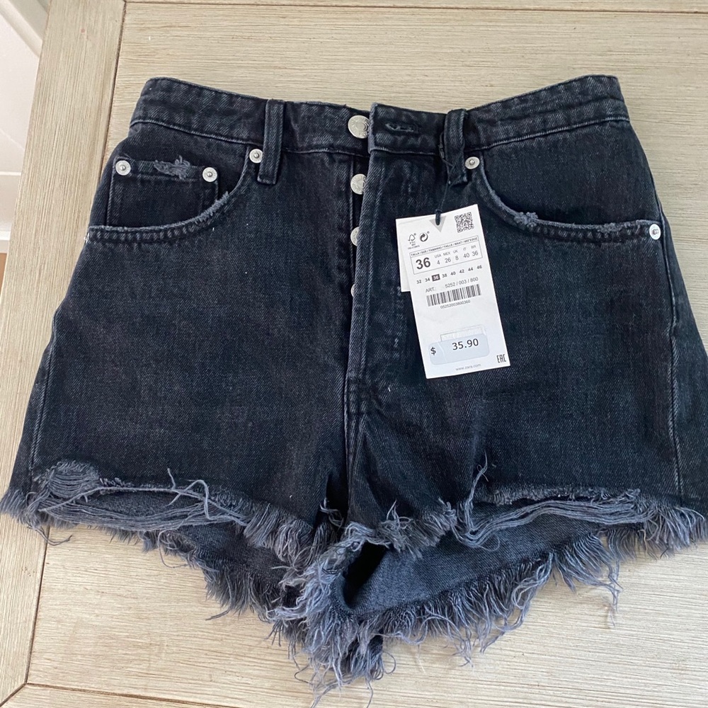 Zara High Rise Shorts - Brand New. Black. Size 4